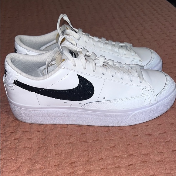 Nike Classic White Sneakers with Black Swoosh - Picture 1 of 4